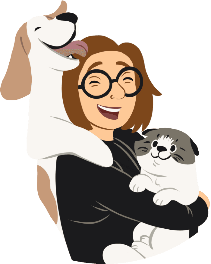 Chloé avec un chat dans les bras et un chien dans le dos